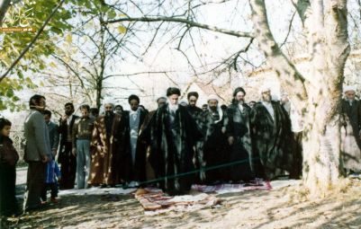 نماز جماعت شهید مطهری، فاضل لنکرانی و خاتمی به امامت امام خمینی در نوفل لوشاتو