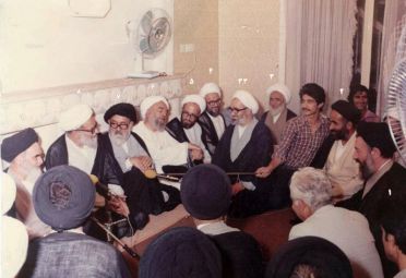 شهیدان صدوقی و بهشتی و اعضای خبرگان قانون اساسی در دیدار با امام خمینی