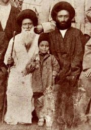 آیت الله مرعشی نجفی در کودکی در کنار پدر و پدر پدر